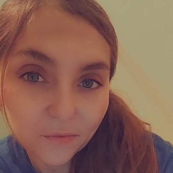 Meet your Posher, Beth - Picture 2 of 3